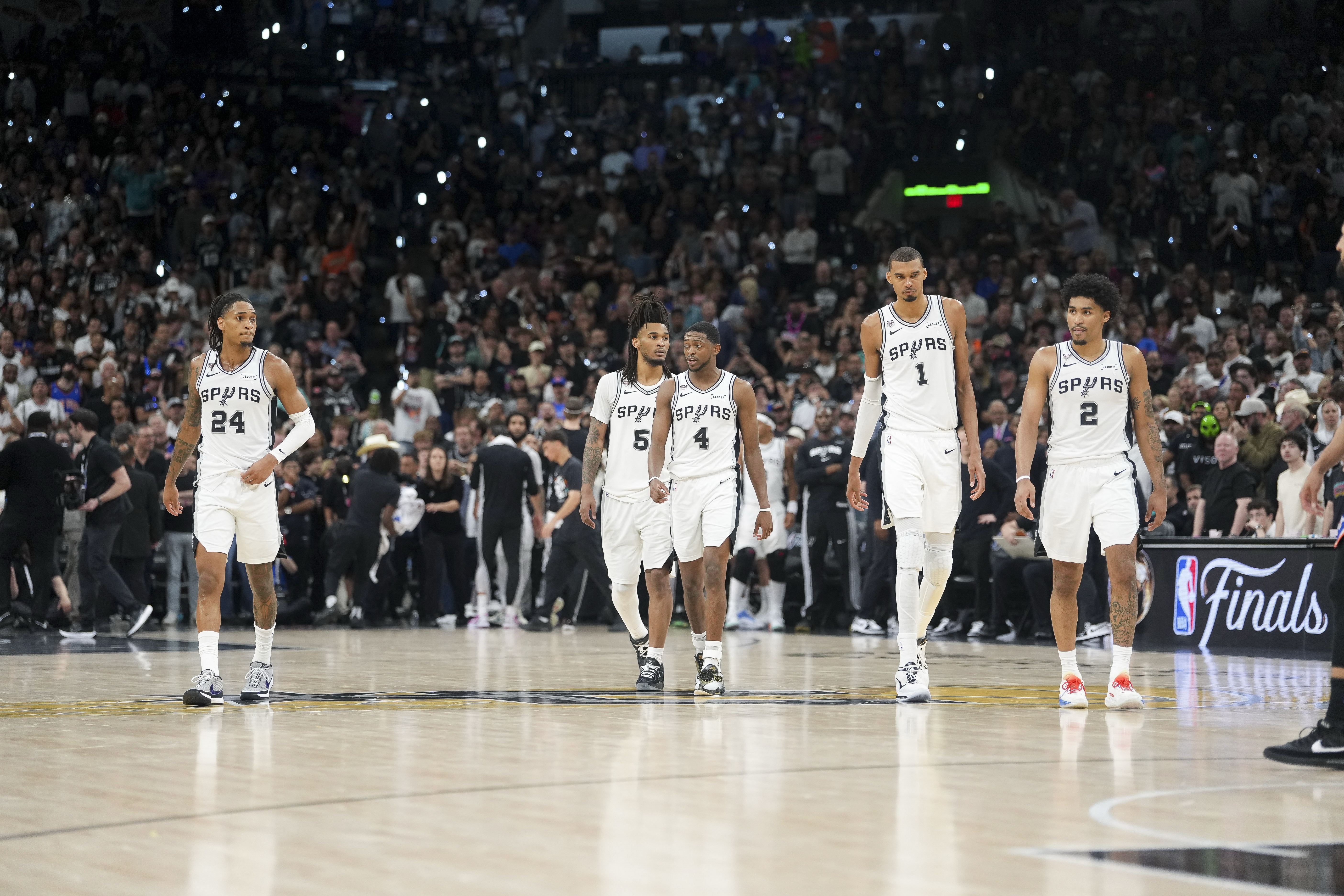 ESPN记者还原文班亚马争议言论:仅指更衣室内信心 完整语境曝光 ESPN记者还原文班亚马争议言论:仅指更衣室内信心 完整语境曝光