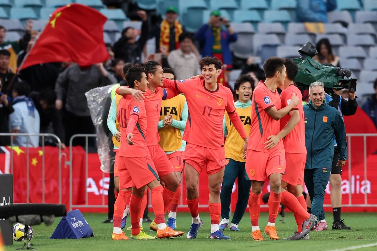 国足训练后补课伊朗2-2新西兰 亚洲杯同组对手成重点