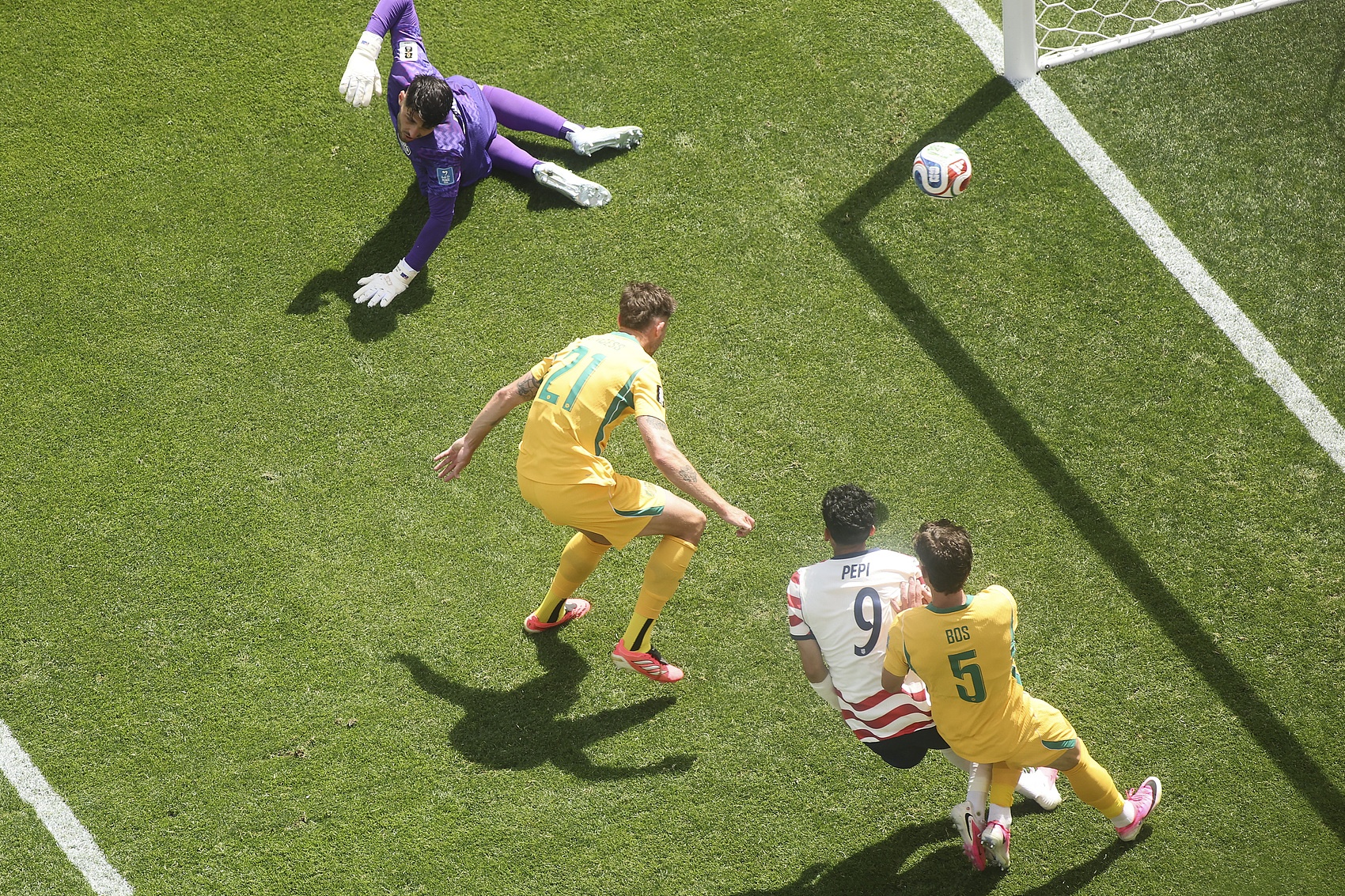 本届世界杯乌龙球已达7粒，低平球传中成制造乌龙战术核心