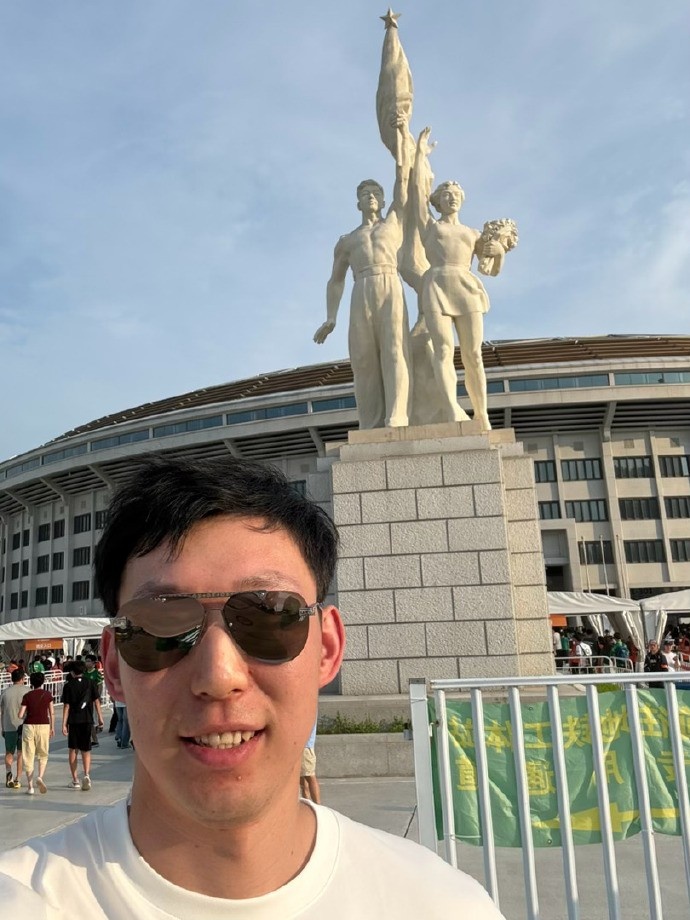 周琦工体观战国安：三里屯打卡 支持同城球队