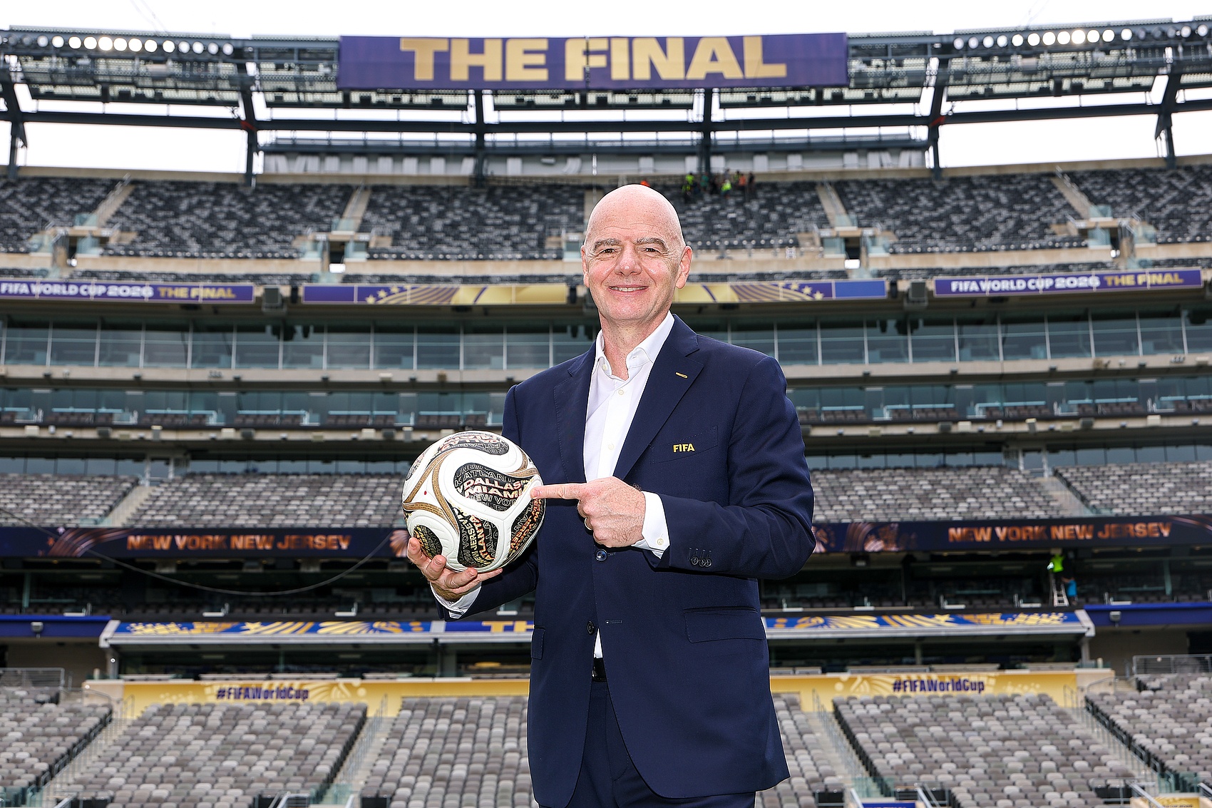 穆帅回归首胜 皇马4-1莱加内斯；FIFA成立200亿美元商业实体遭欧足联炮轰；曼奇尼二进宫救火意大利