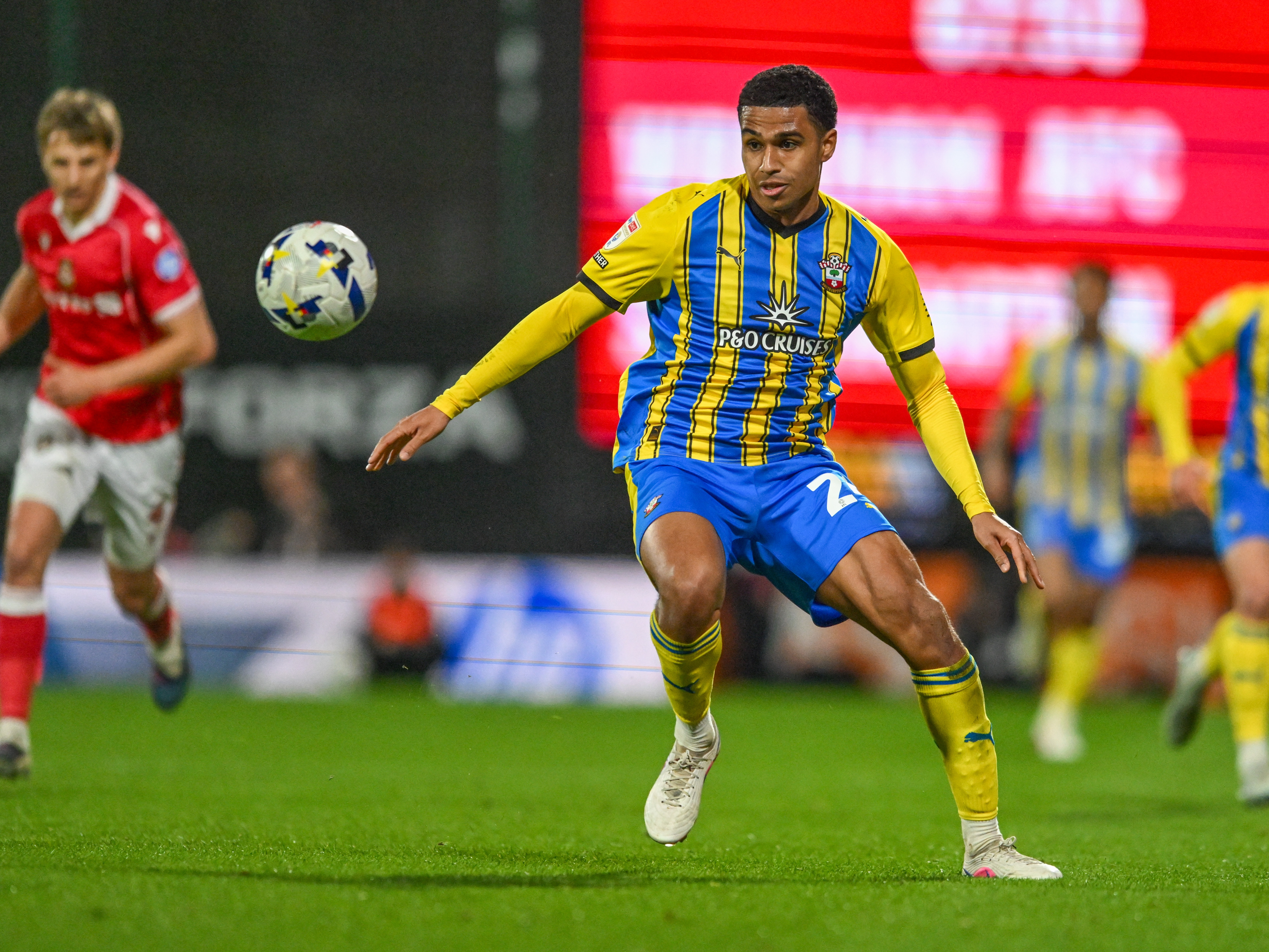 德天空 富勒姆3000万欧深入谈判南安普顿中场查尔斯