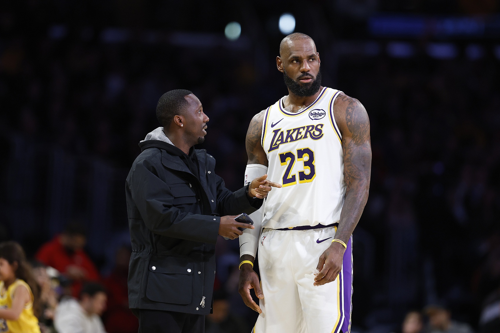 詹姆斯前23季总薪资5.813亿创NBA纪录 底薪加盟76人降薪4875万