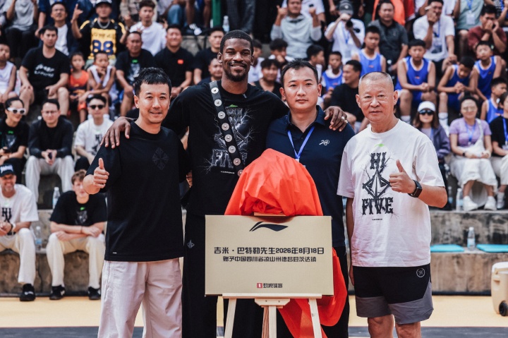 巴特勒中国行首站凉山 捐建球场并邀小球员赴成都参赛