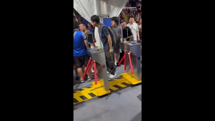 三名申花球迷围攻武磊球衣儿童被行拘,文汇网:德比更是“比德”