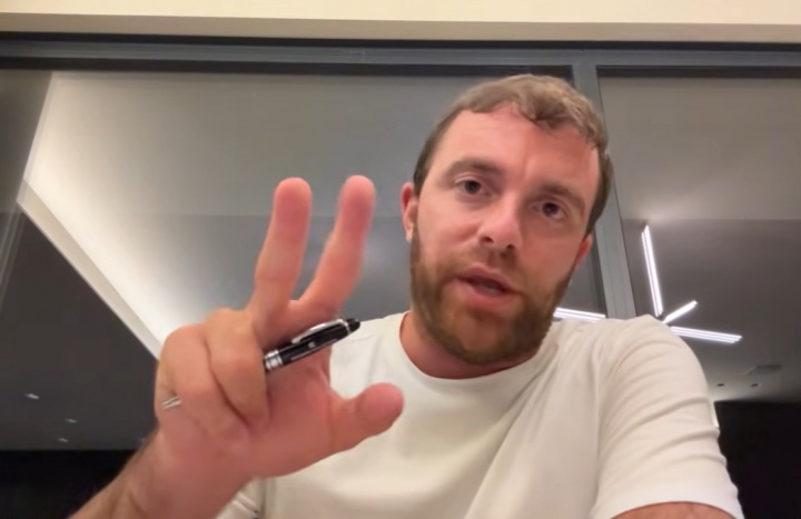 二选一！罗马诺：38岁本泽马解约后有两个方向，退役或留沙特踢球