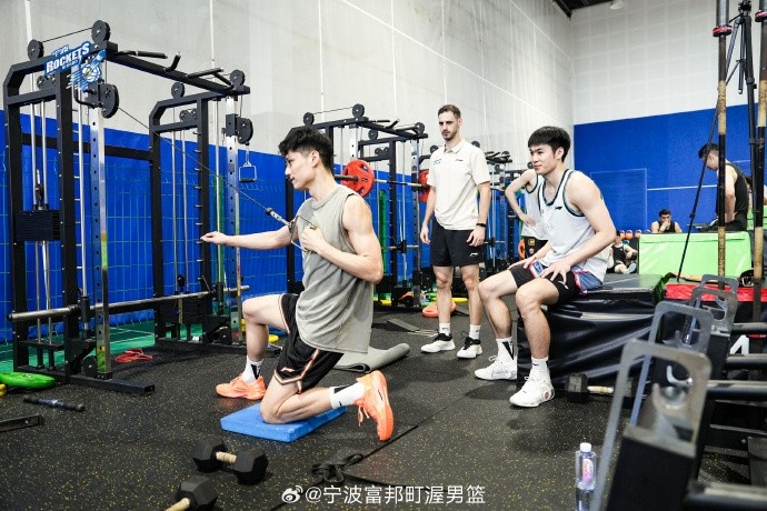 备战新赛季!宁波男篮晒训练日常:力量篇 埋头苦练 备战新赛季!宁波男篮晒训练日常:力量篇 埋头苦练