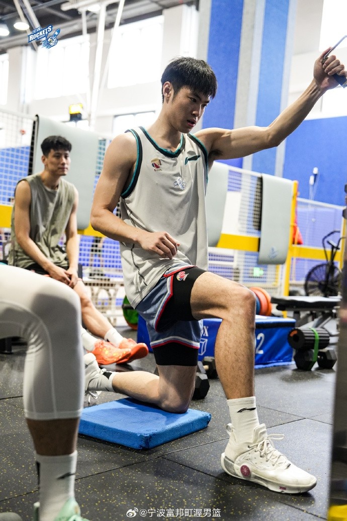 备战新赛季!宁波男篮晒训练日常:力量篇 埋头苦练 备战新赛季!宁波男篮晒训练日常:力量篇 埋头苦练