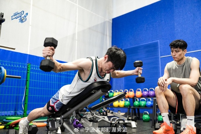 备战新赛季!宁波男篮晒训练日常:力量篇 埋头苦练 备战新赛季!宁波男篮晒训练日常:力量篇 埋头苦练
