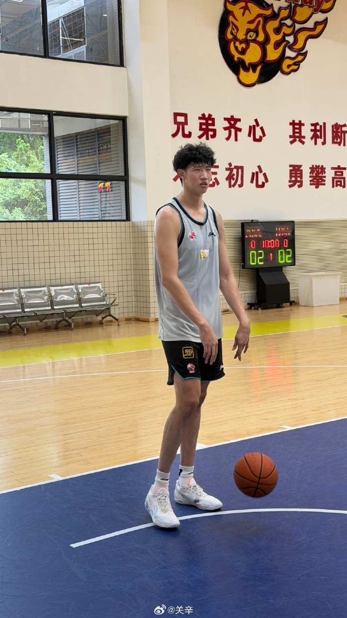 队记晒广东男篮训练照 新帅&周鹏&杨腾飞&徐杰在列 队记晒广东男篮训练照 新帅&周鹏&杨腾飞&徐杰在列
