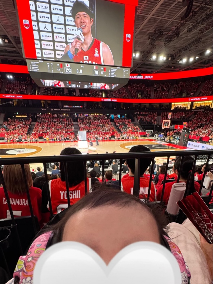 渡边雄太妻子带娃观战世预赛晒照：👶🏻第一次看篮球比赛