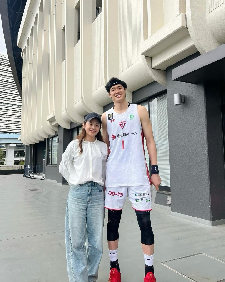 渡边雄太妻子带娃观战世预赛晒照：👶🏻第一次看篮球比赛