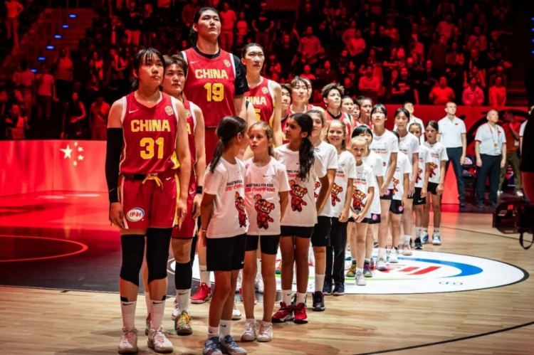 当国歌响起,4位中国女孩也站上了世界杯的舞台 当国歌响起,4位中国女孩也站上了世界杯的舞台