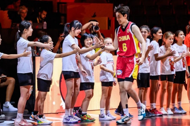 当国歌响起,4位中国女孩也站上了世界杯的舞台 当国歌响起,4位中国女孩也站上了世界杯的舞台