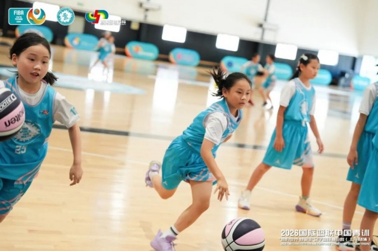 当国歌响起,4位中国女孩也站上了世界杯的舞台 当国歌响起,4位中国女孩也站上了世界杯的舞台