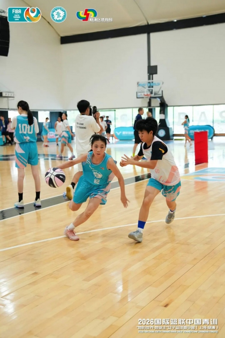 当国歌响起,4位中国女孩也站上了世界杯的舞台 当国歌响起,4位中国女孩也站上了世界杯的舞台