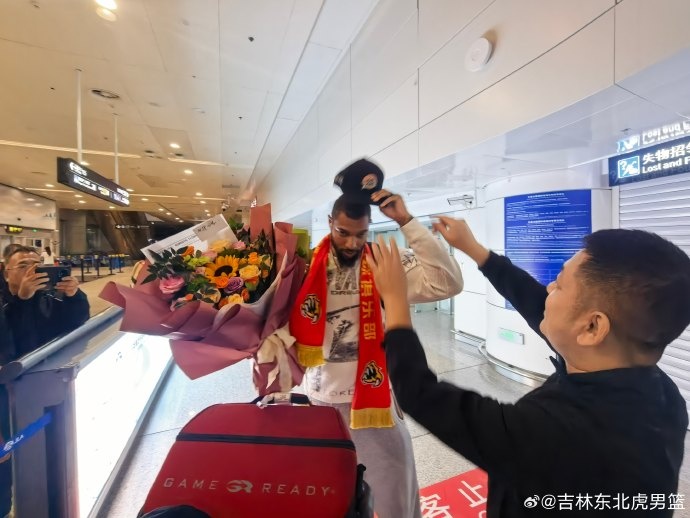 新援德沃恩·艾库恩·珀塞尔抵达长春 球迷热情接机